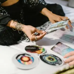 Tarots et oracles, machines à écrire des histoires